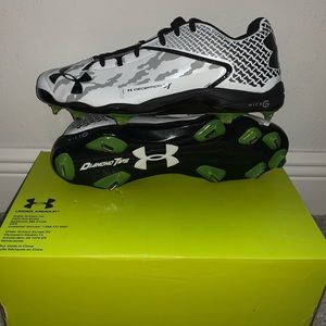 Menās Size 13 UA Deception Low DT Baseball Cleats